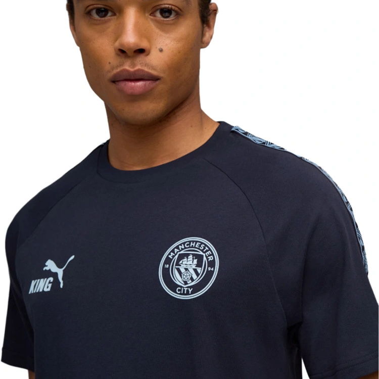 camiseta-puma-manchester-city-fanswear-2025-2026-deep-navy-team-light-blue-3