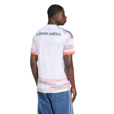 Dres FC Bayern 2025-2026 U gostima