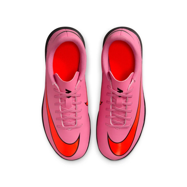 bota-nike-zoom-mercurial-vapor-16-club-turf-nino-magic-flamingo-black-total-crimson-5