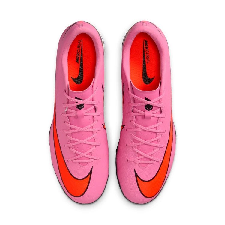 bota-nike-air-zoom-mercurial-vapor-16-academy-turf-magic-flamingo-black-total-crimson-5