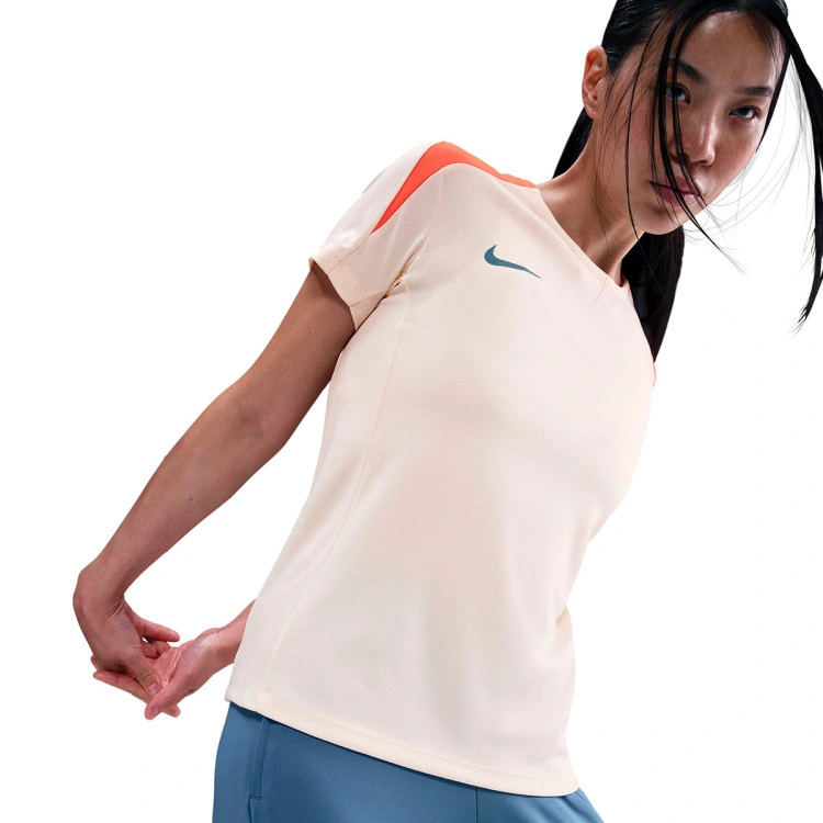 camiseta-nike-strike-mujer-chalk-turf-orange-smokey-blue-4