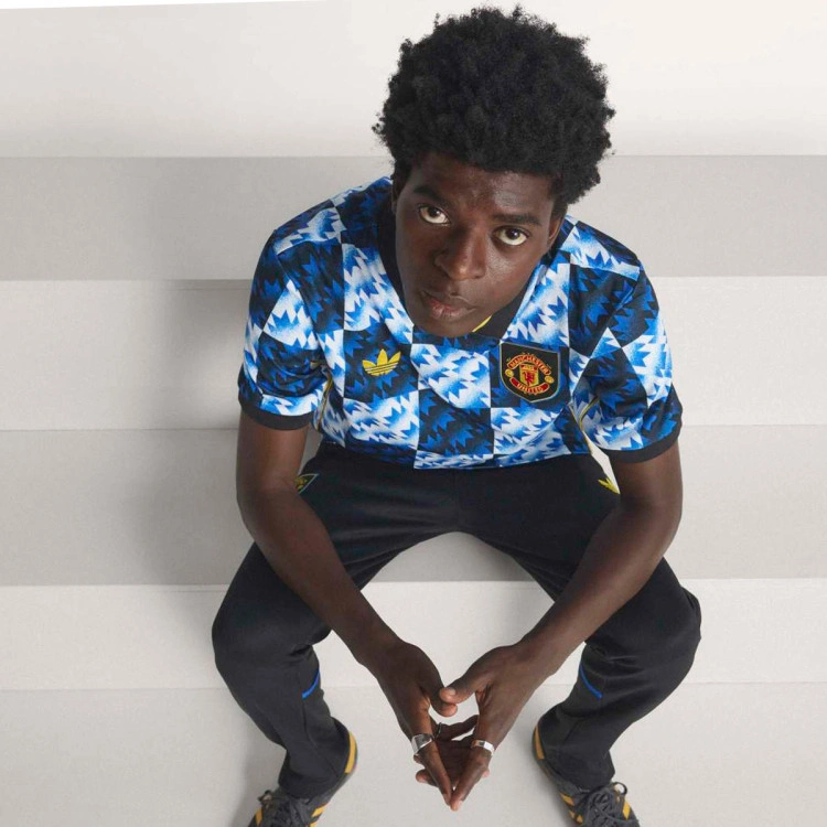 camiseta-adidas-manchester-united-lifestyler-fanswear-2025-2026-multicolor-4