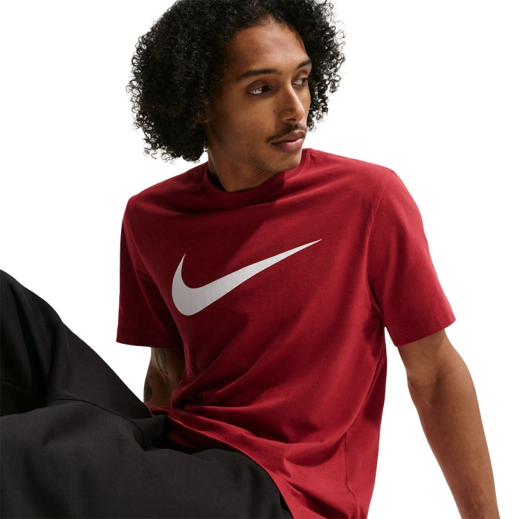 camiseta-nike-sportswear-swoosh-team-crimson-2