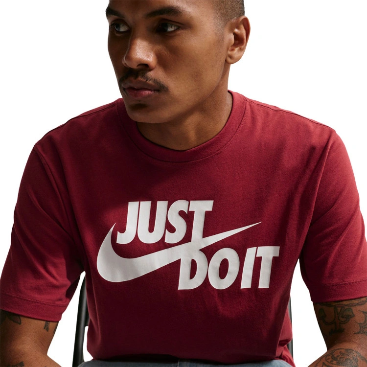 camiseta-nike-just-do-it-swoosh-team-crimson-2
