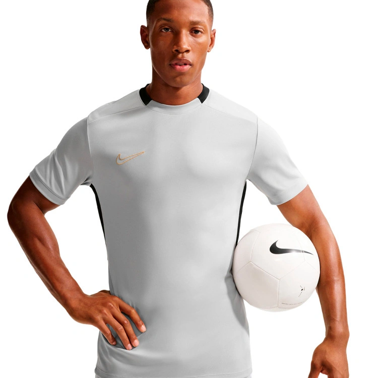 camiseta-nike-academy-25-dri-fit-ss-top-br-lt-smoke-grey-black-white-metallic-gold-4
