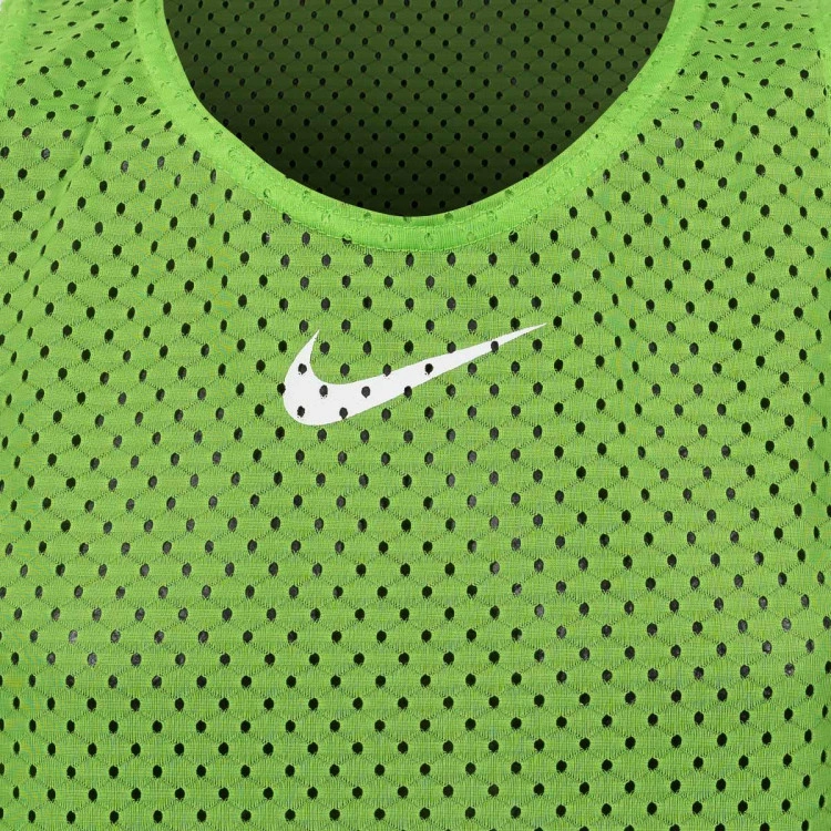 peto-nike-small-logo-crew-verde-3